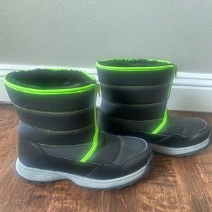 Boy’s Size 6 Wonder Nation Waterproof Snow Boots
